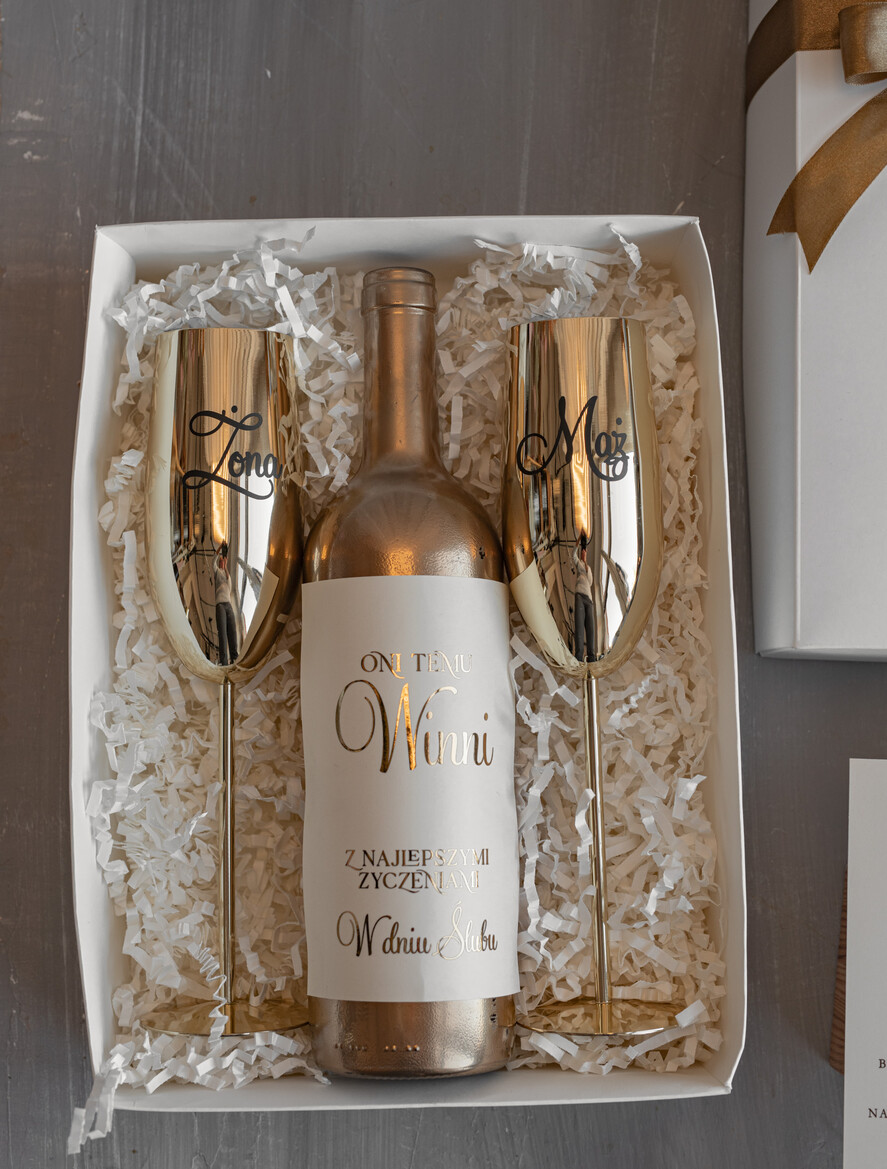  Prezenty dla Młodej Pary  zestawy i akcesoria do wina i drinków pomysły na prezenty z okazji ślubu dla Młodej Pary, Co dla nowożeńcom zamiast kwiatów, złote kieliszki dla Młodej Pary, kieliszki Mąż Żona5