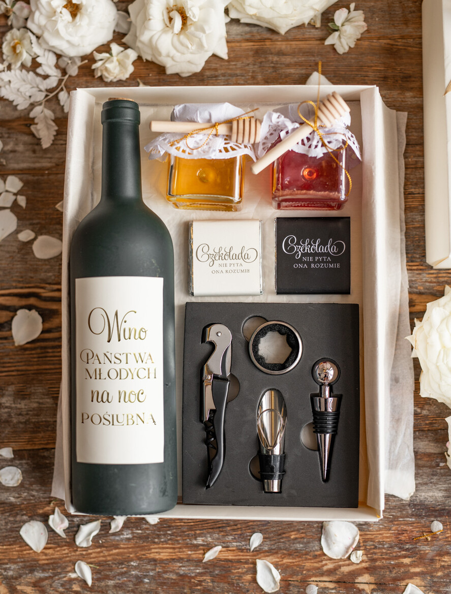  Prezenty dla Młodej Pary  zestawy i akcesoria do wina i drinków Praktyczny prezent ślubny dla Młodej Pary zestaw do trunków, naklejka na butelkę  1