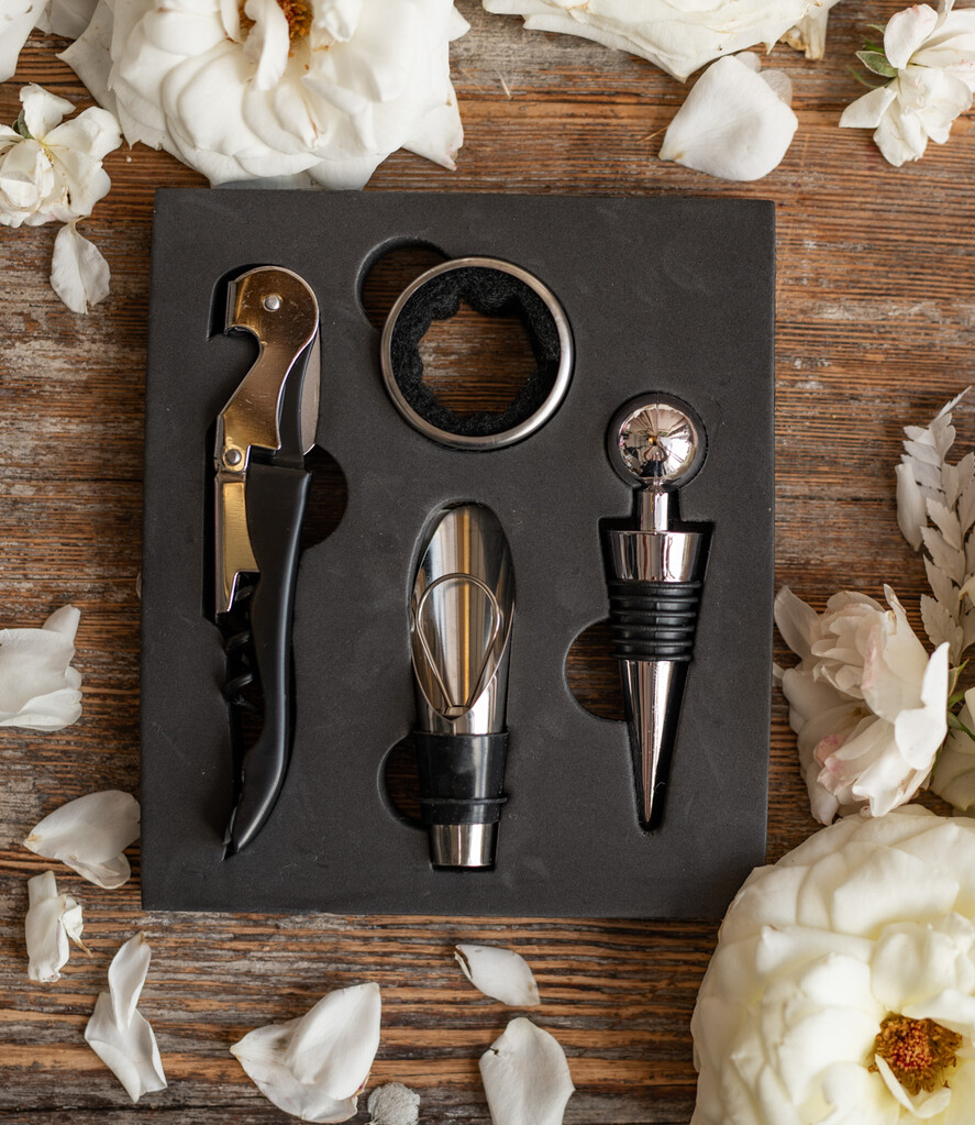  Prezenty dla Młodej Pary  zestawy i akcesoria do wina i drinków Praktyczny prezent ślubny dla Młodej Pary zestaw do trunków, naklejka na butelkę  4