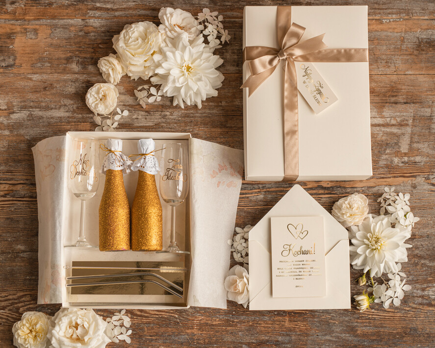  Prezenty dla Młodej Pary  zestawy i akcesoria do wina i drinków Pomysłowy prezent na ślub dla Młodej Pary, w co zapakować pieniądze dla nowożeńców0