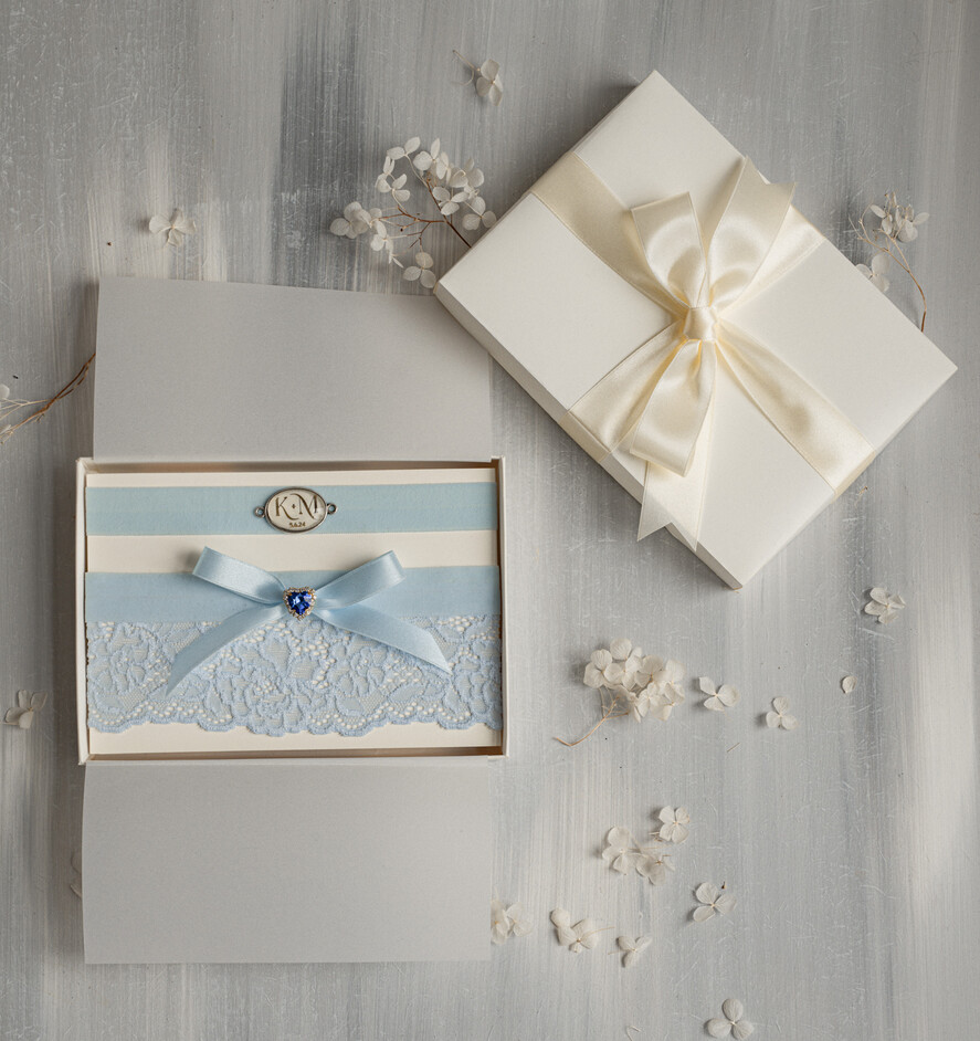 Panna Młoda  podwiązki ślubne podwiązka ślubna z ozdobnym kamieniem niebieska koronkowa podwiązka z inicjałami Pary Młodej, dwie podwiązki ślubne, niebieska koronkowa podwiązka dla Panny Młodej0