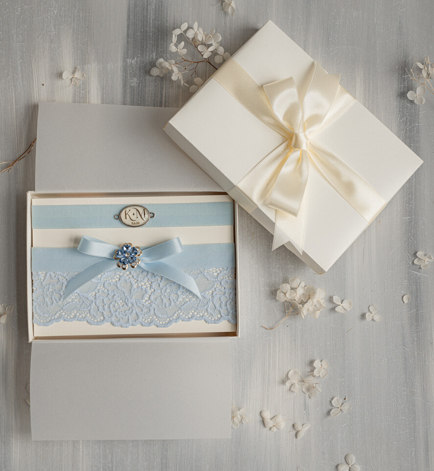 Panna Młoda  podwiązki ślubne podwiązka ślubna niebieska koronkowa i podwiązka z inicjałami Pary Młodej, dwie podwiązki ślubne, niebieska koronkowa podwiązka dla Panny Młodej2