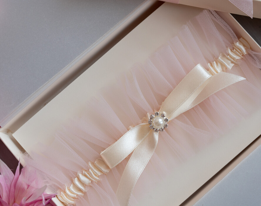 Panna Młoda  podwiązki ślubne ślubna podwiązka tiulowa z różową wstążką, podwiązka ślubna dla Panny Młodej z różową kokardką, podwiązka dla Panny Młodej z tiulu z ozdobnym kamieniem1
