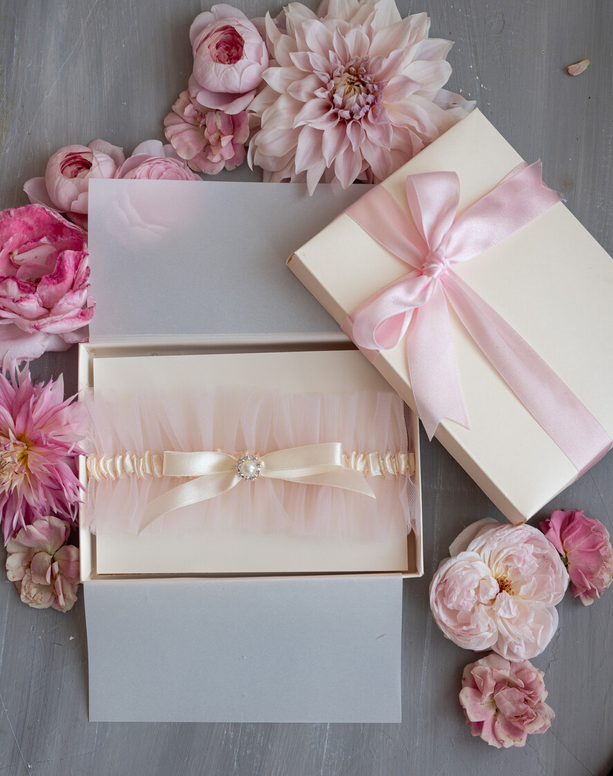 Panna Młoda  podwiązki ślubne ślubna podwiązka tiulowa z różową wstążką, podwiązka ślubna dla Panny Młodej z różową kokardką, podwiązka dla Panny Młodej z tiulu z ozdobnym kamieniem0