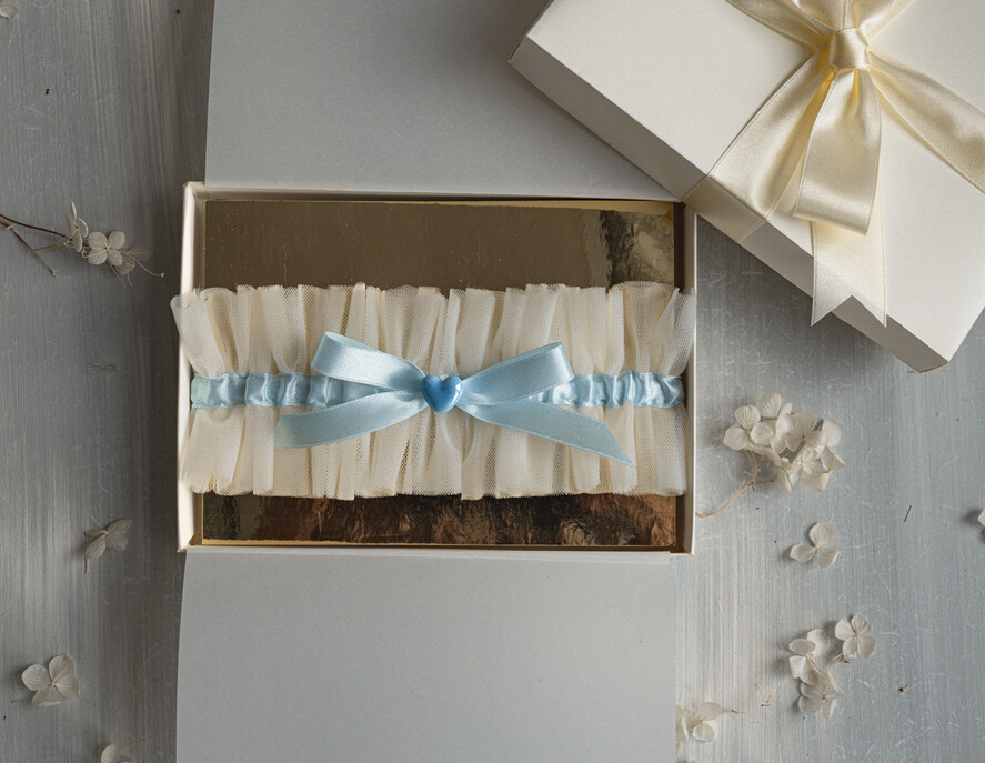 Panna Młoda  podwiązki ślubne podwiązka ślubna tiulowa z niebieską wstążką, podwiązka ślubna dla Panny Młodej z niebieską kokardką, podwiązka dla Panny Młodej z tiulu1