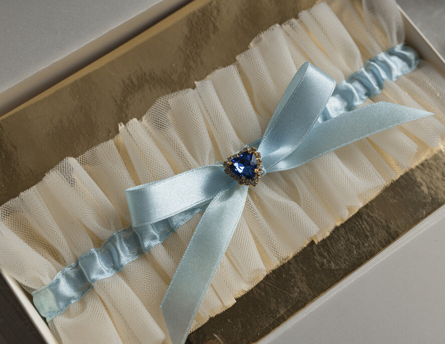 Panna Młoda  podwiązki ślubne podwiązka ślubna tiulowa z niebieską wstążką, podwiązka ślubna dla Panny Młodej z niebieską kokardką, podwiązka dla Panny Młodej z tiulu1