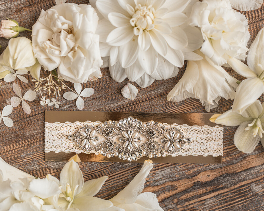 Panna Młoda  podwiązki ślubne koronkowa podwiązka dla Panny Młodej zdobiona kryształkami, elastyczna koronka w kolorze białym z kamieniami0