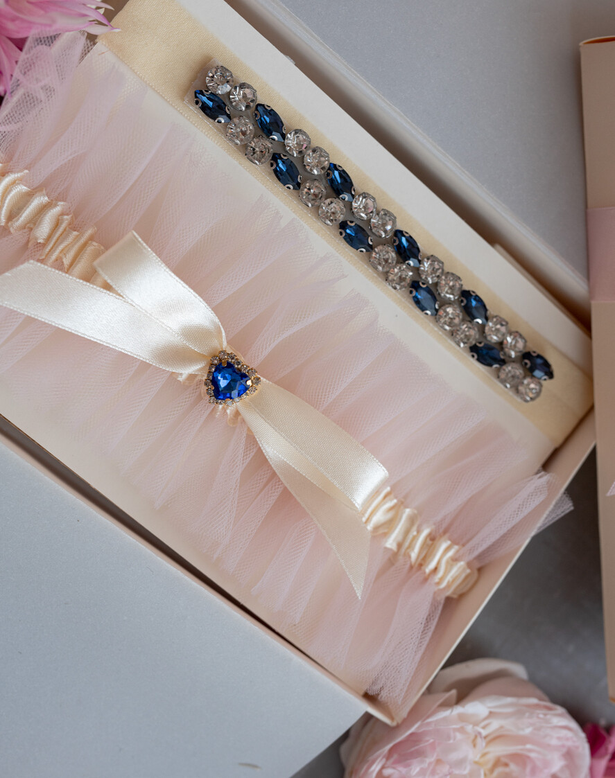 Panna Młoda  podwiązki ślubne ślubna podwiązka z kamieniami  tiulowa podwiązka ze zdobieniami, podwiązka ślubna dla Panny Młodej z różową kokardką, podwiązka dla Panny Młodej z tiulu z ozdobnymi kamieniemi1