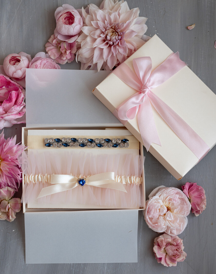 Panna Młoda  podwiązki ślubne ślubna podwiązka z kamieniami  tiulowa podwiązka ze zdobieniami, podwiązka ślubna dla Panny Młodej z różową kokardką, podwiązka dla Panny Młodej z tiulu z ozdobnymi kamieniemi0