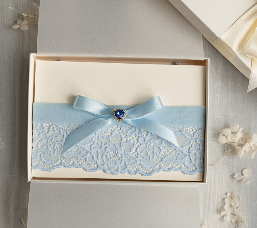Panna Młoda  podwiązki ślubne niebieska podwiązka z koronki, niebieska podwiązka dla Panny Młodej, niebieska koronkowa podwiązka ślubna z ozdobnym kamieniem, delikatna podwiązka dla Panny Młodej4