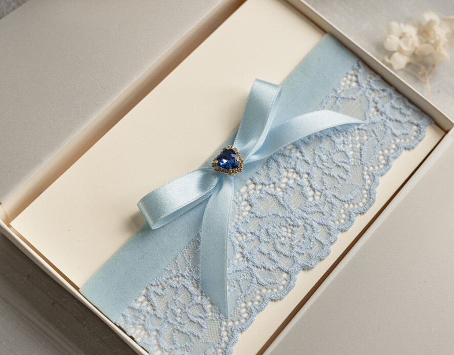 Panna Młoda  podwiązki ślubne niebieska podwiązka z koronki, niebieska podwiązka dla Panny Młodej, niebieska koronkowa podwiązka ślubna z ozdobnym kamieniem, delikatna podwiązka dla Panny Młodej3