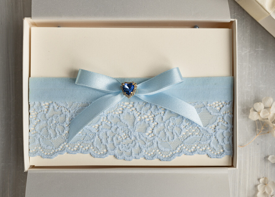 Panna Młoda  podwiązki ślubne niebieska podwiązka z koronki, niebieska podwiązka dla Panny Młodej, niebieska koronkowa podwiązka ślubna z ozdobnym kamieniem, delikatna podwiązka dla Panny Młodej2