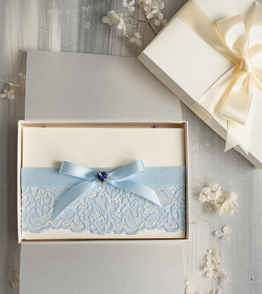 Panna Młoda  podwiązki ślubne niebieska podwiązka z koronki, niebieska podwiązka dla Panny Młodej, niebieska koronkowa podwiązka ślubna z ozdobnym kamieniem, delikatna podwiązka dla Panny Młodej0