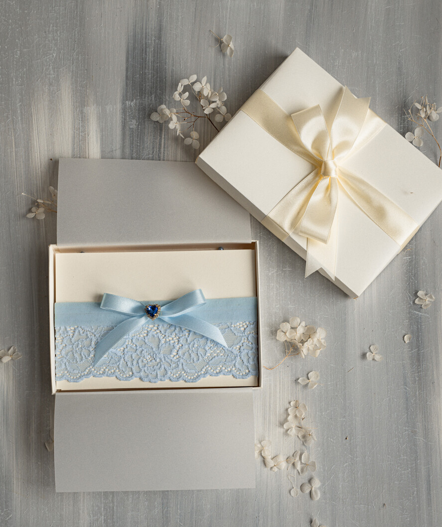 Panna Młoda  podwiązki ślubne niebieska podwiązka z koronki, niebieska podwiązka dla Panny Młodej, niebieska koronkowa podwiązka ślubna z ozdobnym kamieniem, delikatna podwiązka dla Panny Młodej1