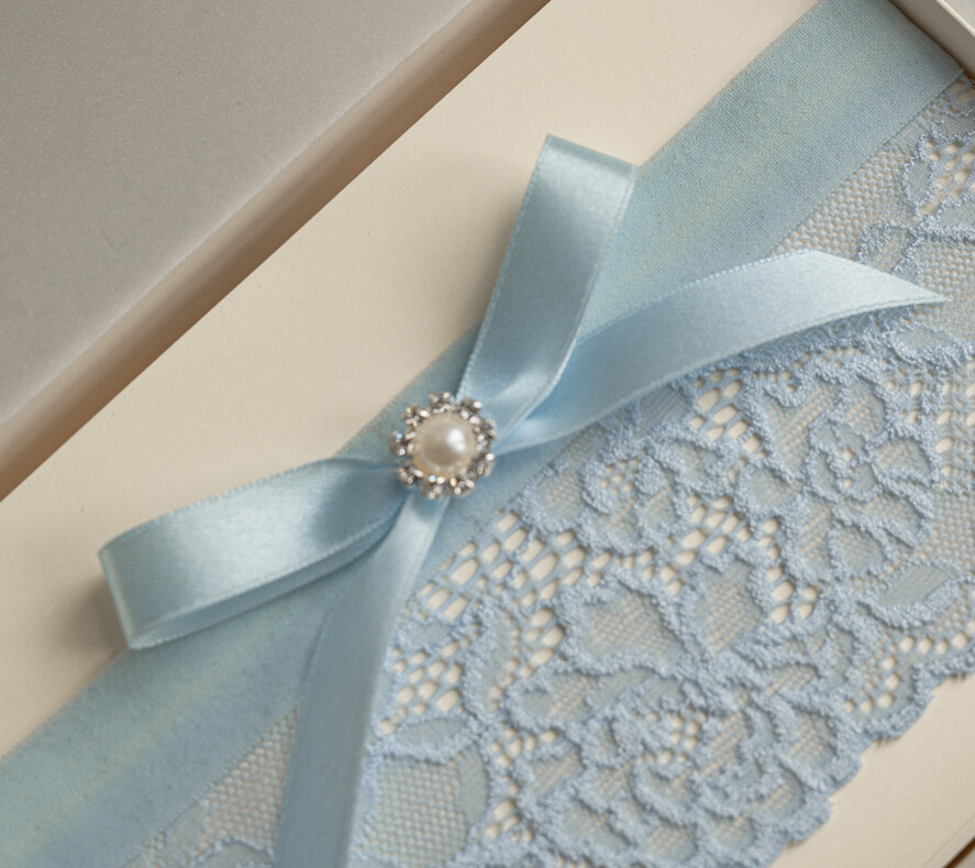 Panna Młoda  podwiązki ślubne niebieska podwiązka dla Panny Młodej, niebieska koronkowa podwiązka ślubna z ozdobnym kamieniem, delikatna podwiązka dla Panny Młodej, niebieska podwiązka z koronki3