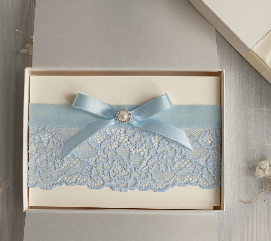 Panna Młoda  podwiązki ślubne niebieska podwiązka dla Panny Młodej, niebieska koronkowa podwiązka ślubna z ozdobnym kamieniem, delikatna podwiązka dla Panny Młodej, niebieska podwiązka z koronki1