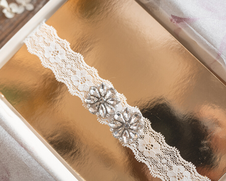 Panna Młoda  podwiązki ślubne koronkowa zdobiona cyrkoniami  podwiązka dla Panny Młodej, delikatna podwiązka dla Panny Młodej1