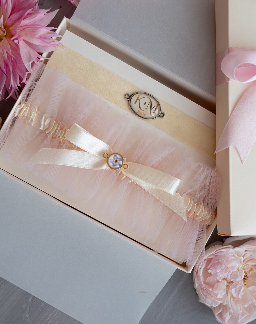 Panna Młoda  podwiązki ślubne Podwiązki dla Panny Młodej podwiązka ślubna tiulowa z różową wstążką, tiulowa podwiązka ślubna dla Panny Młodej z inicjałami, podwiązka dla Panny Młodej z niezapominajką1