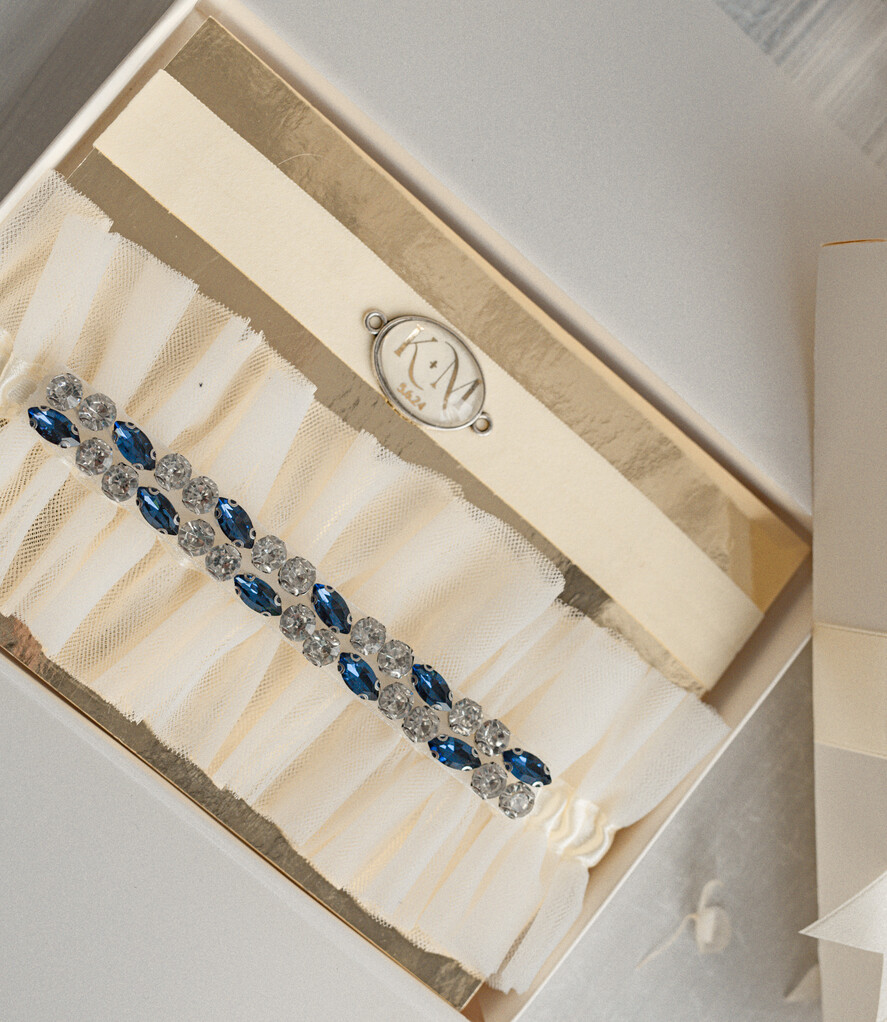 Panna Młoda  podwiązki ślubne podwiązki ślubne z niebieskimi kamieniami koronkowa podwiązka z ozdobnymi kamieniami, dwie podwiązki ślubne, podwiązki dla Panny Młodej z inicjałami Pary Młodej1