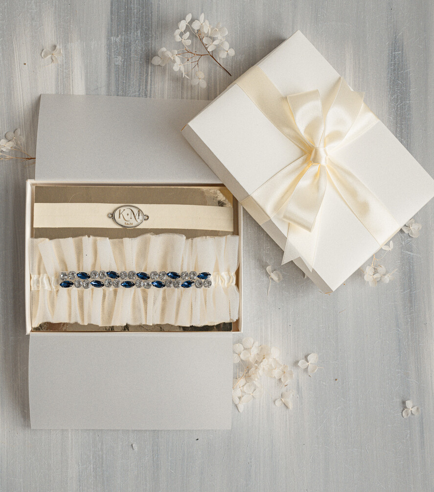 Panna Młoda  podwiązki ślubne podwiązki ślubne z niebieskimi kamieniami koronkowa podwiązka z ozdobnymi kamieniami, dwie podwiązki ślubne, podwiązki dla Panny Młodej z inicjałami Pary Młodej0