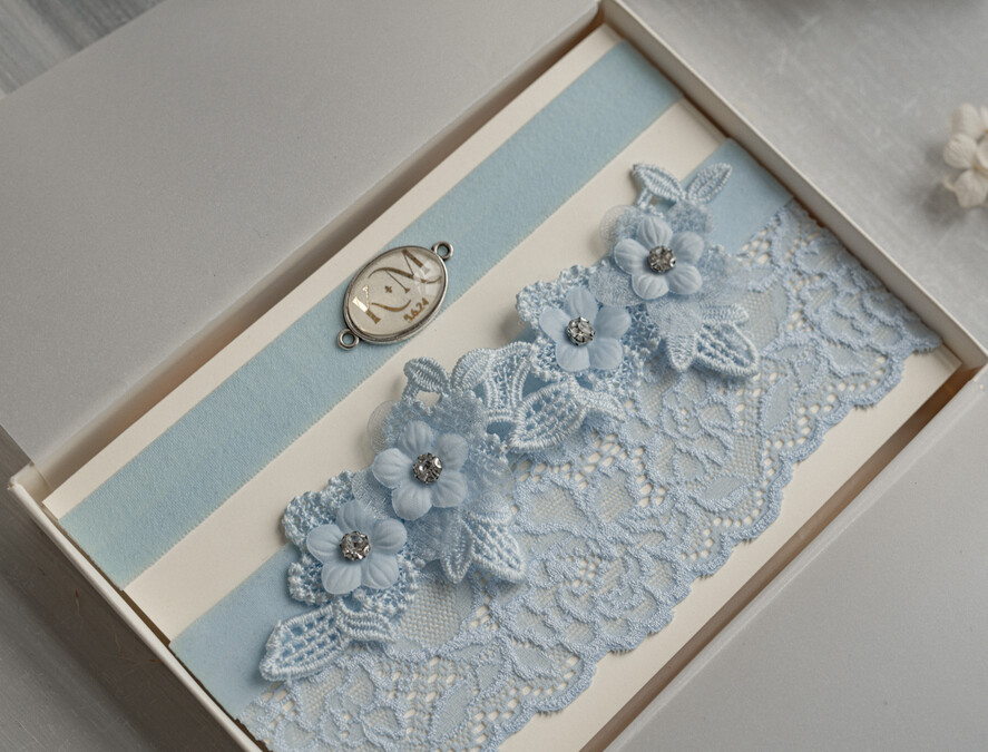 Panna Młoda  podwiązki ślubne delikatna podwiązka ślubna niebieska koronkowa podwiązka z inicjałami Pary Młodej, dwie podwiązki ślubne, podwiązka dla Panny Młodej z niebieskiej koronki 3