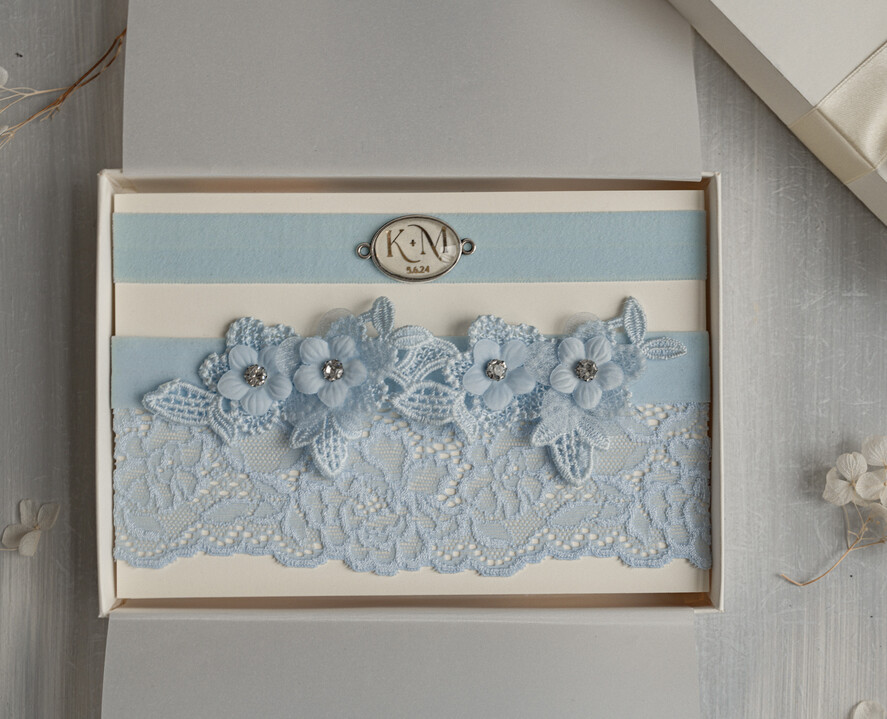 Panna Młoda  podwiązki ślubne delikatna podwiązka ślubna niebieska koronkowa podwiązka z inicjałami Pary Młodej, dwie podwiązki ślubne, podwiązka dla Panny Młodej z niebieskiej koronki 1