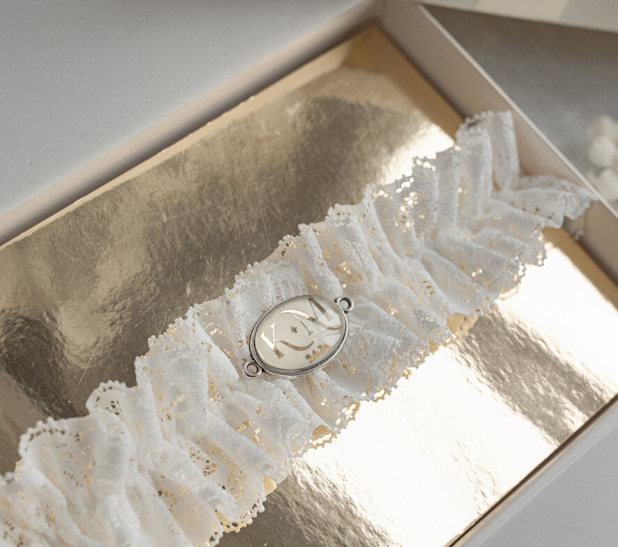 Panna Młoda  podwiązki ślubne podwiązka ślubna koronkowa z inicjałami Pary Młodej, personalizowana podwiązka dla Panny Młodej, podwiązka z koronki z inicjałami, delikatna podwiązka dla Panny Młodej1