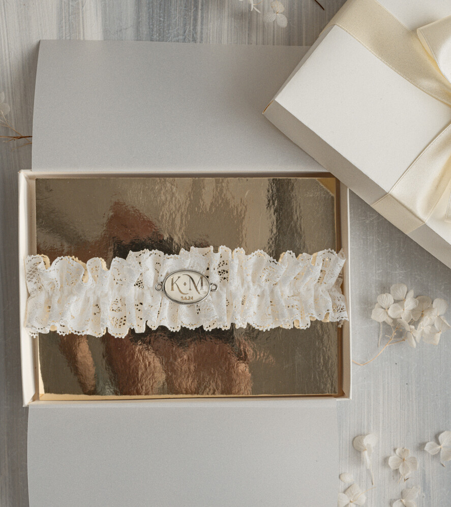 Panna Młoda  podwiązki ślubne podwiązka ślubna koronkowa z inicjałami Pary Młodej, personalizowana podwiązka dla Panny Młodej, podwiązka z koronki z inicjałami, delikatna podwiązka dla Panny Młodej0