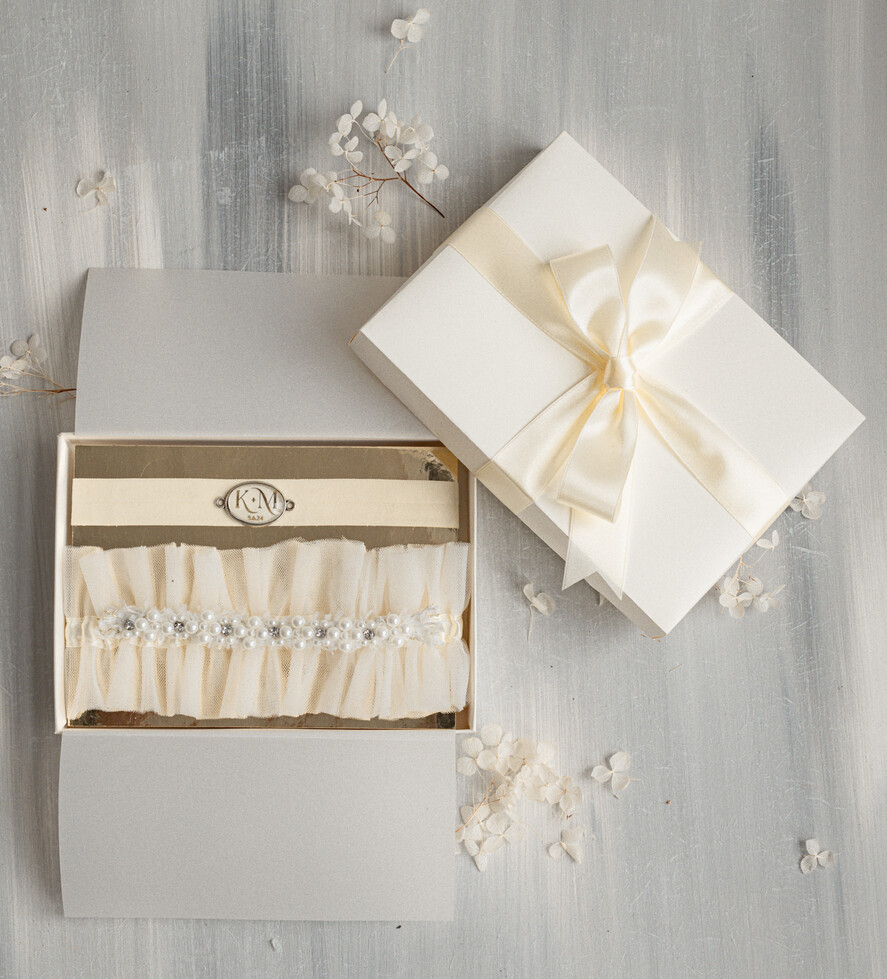 Panna Młoda  podwiązki ślubne kremowa delikatna podwiązka ślubna koronkowa podwiązka z ozdobnymi kamieniami, dwie podwiązki ślubne, podwiązka dla Panny Młodej z koronki z perełkami0