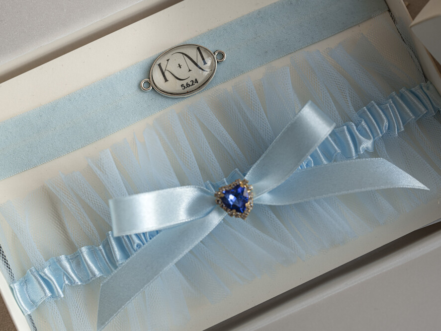 Panna Młoda  podwiązki ślubne podwiązka dla Panny Młodej, podwiązka ślubna z inicjałami, niebieska podwiązka ślubna, elegancka i subtelna podwiązka dla Panny Młodej z inicjałami8