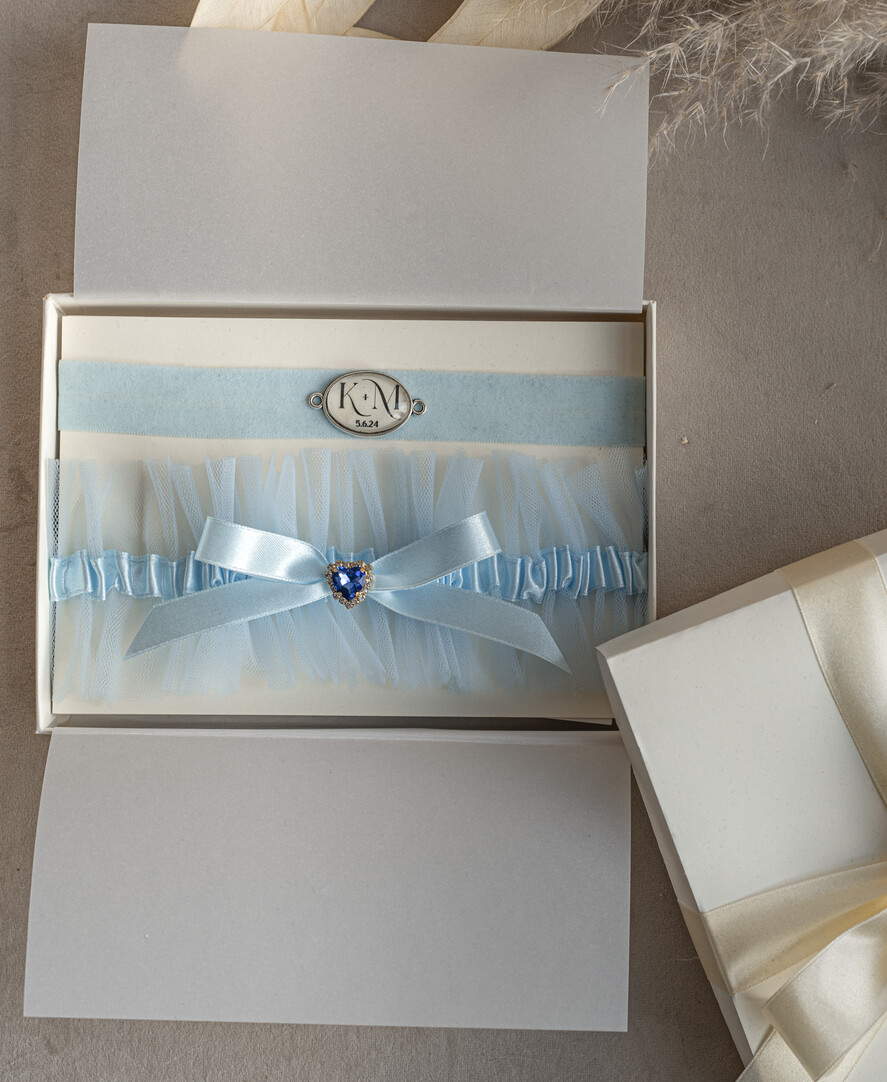 Panna Młoda  podwiązki ślubne podwiązka dla Panny Młodej, podwiązka ślubna z inicjałami, niebieska podwiązka ślubna, elegancka i subtelna podwiązka dla Panny Młodej z inicjałami2