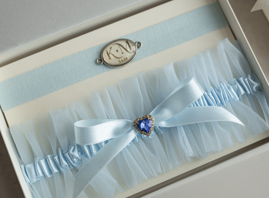 Panna Młoda  podwiązki ślubne podwiązka dla Panny Młodej, podwiązka ślubna z inicjałami, niebieska podwiązka ślubna, elegancka i subtelna podwiązka dla Panny Młodej z inicjałami1