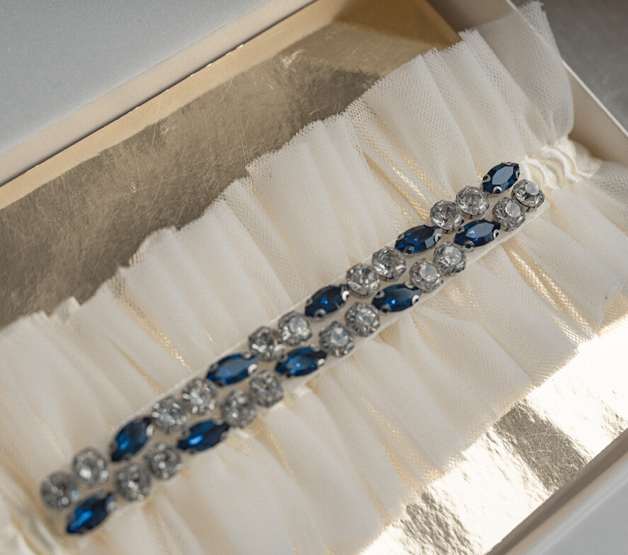 Panna Młoda  podwiązki ślubne podwiązka ślubna tiulowa, podwiązka ślubna dla Panny Młodej z niebieskimi ozdobnymi kamieniami, podwiązka dla Panny Młodej z tiulu z ozdobnymi kamieniami4