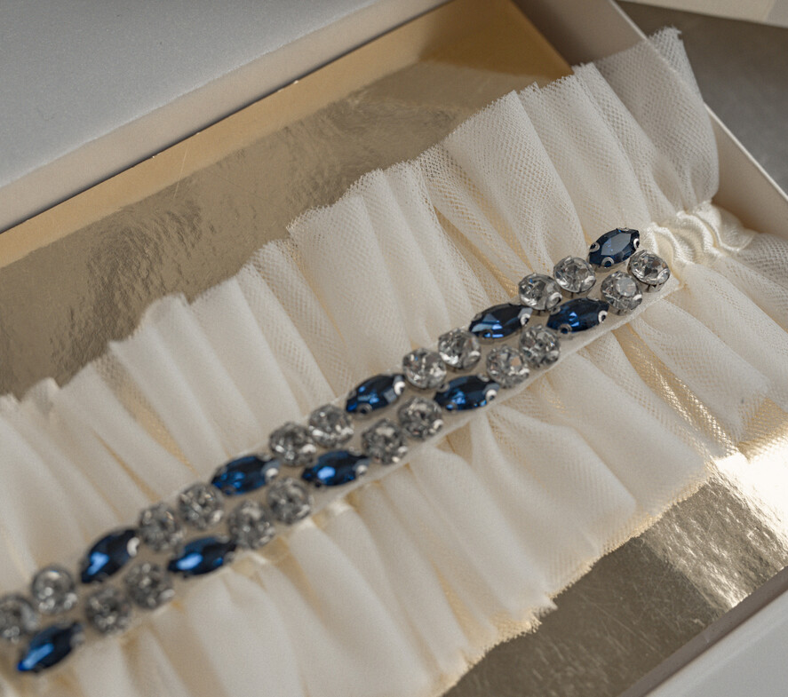 Panna Młoda  podwiązki ślubne podwiązka ślubna tiulowa, podwiązka ślubna dla Panny Młodej z niebieskimi ozdobnymi kamieniami, podwiązka dla Panny Młodej z tiulu z ozdobnymi kamieniami3