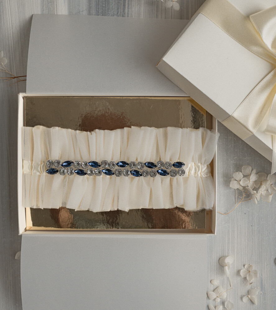 Panna Młoda  podwiązki ślubne podwiązka ślubna tiulowa, podwiązka ślubna dla Panny Młodej z niebieskimi ozdobnymi kamieniami, podwiązka dla Panny Młodej z tiulu z ozdobnymi kamieniami0