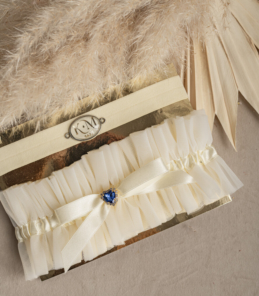 Panna Młoda  podwiązki ślubne podwiązka dla Panny Młodej, podwiązka ślubna z inicjałami, podwiązka z niebieskim dodatkiem, elegancka i subtelna podwiązka dla Panny Młodej 3