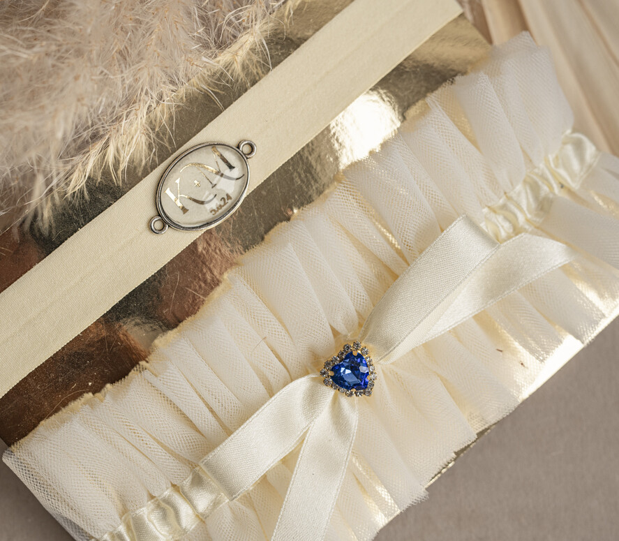 Panna Młoda  podwiązki ślubne podwiązka dla Panny Młodej, podwiązka ślubna z inicjałami, podwiązka z niebieskim dodatkiem, elegancka i subtelna podwiązka dla Panny Młodej 2