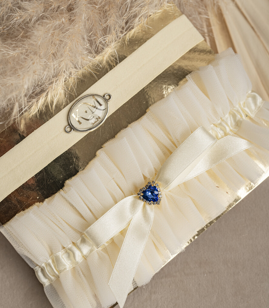Panna Młoda  podwiązki ślubne podwiązka dla Panny Młodej, podwiązka ślubna z inicjałami, podwiązka z niebieskim dodatkiem, elegancka i subtelna podwiązka dla Panny Młodej 1