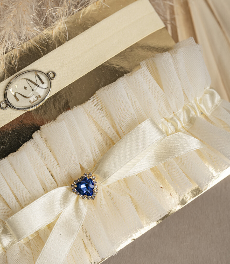 Panna Młoda  podwiązki ślubne podwiązka dla Panny Młodej, podwiązka ślubna z inicjałami, podwiązka z niebieskim dodatkiem, elegancka i subtelna podwiązka dla Panny Młodej 0