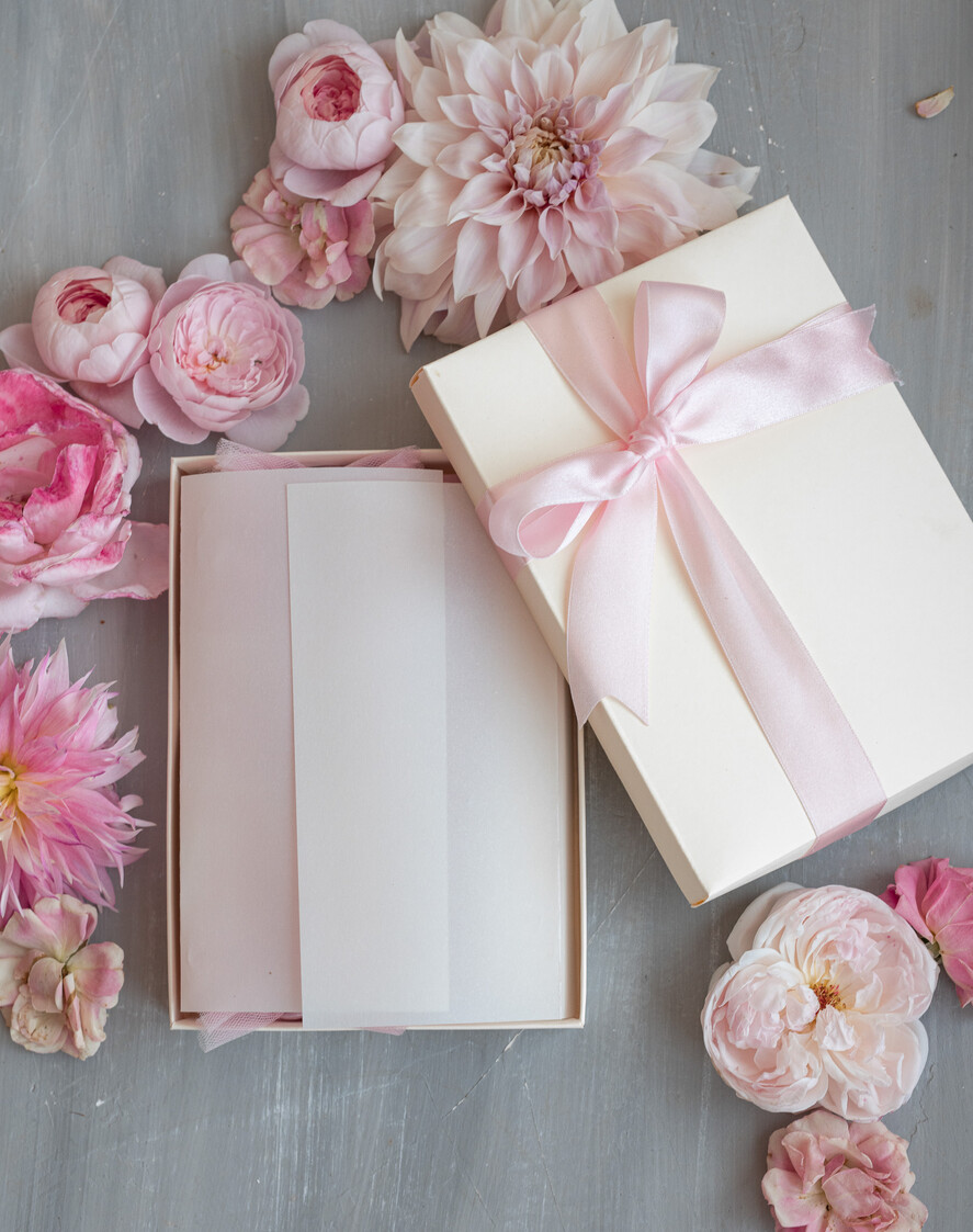 Panna Młoda  podwiązki ślubne pudrowo różowa ślubna podwiązka na gumce, cienka delikatna podwiązka ślubna z inicjałami Pary Młodej, podwiązka dla Panny Młodej, inicjały na podwiązce ślubnej2