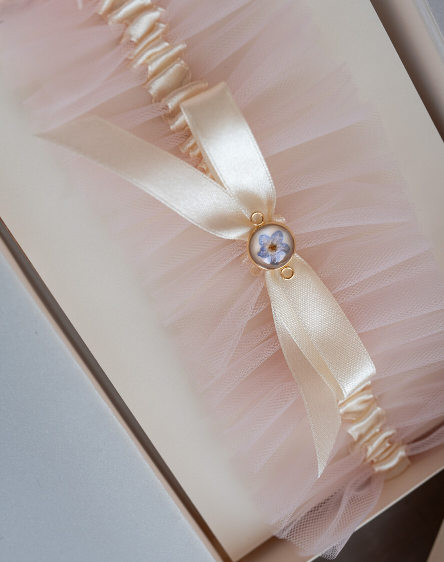 Panna Młoda  podwiązki ślubne Podwiązki dla Panny Młodej podwiązka ślubna tiulowa z różową wstążką, tiulowa podwiązka ślubna dla Panny Młodej, podwiązka dla Panny Młodej z niezapominajką2