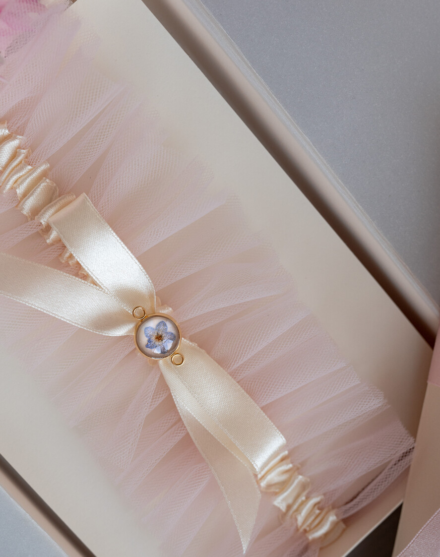 Panna Młoda  podwiązki ślubne Podwiązki dla Panny Młodej podwiązka ślubna tiulowa z różową wstążką, tiulowa podwiązka ślubna dla Panny Młodej, podwiązka dla Panny Młodej z niezapominajką1