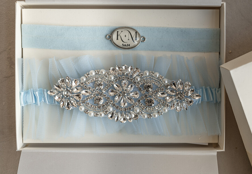 Panna Młoda  podwiązki ślubne tiulowa podwiązka ślubnatiulowa podwiązka ślubna zdobiona kryształami, błękitna podwiązka ślubna z inicjałami, niebieska podwiązka dla Panny Młodej 2