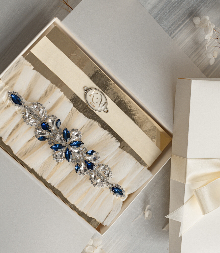 Panna Młoda  podwiązki ślubne podwiązki ślubne z niebieskimi kamieniami koronkowa podwiązka z ozdobnymi kamieniami, dwie podwiązki ślubne, podwiązki dla Panny Młodej z inicjałami Pary Młodej2