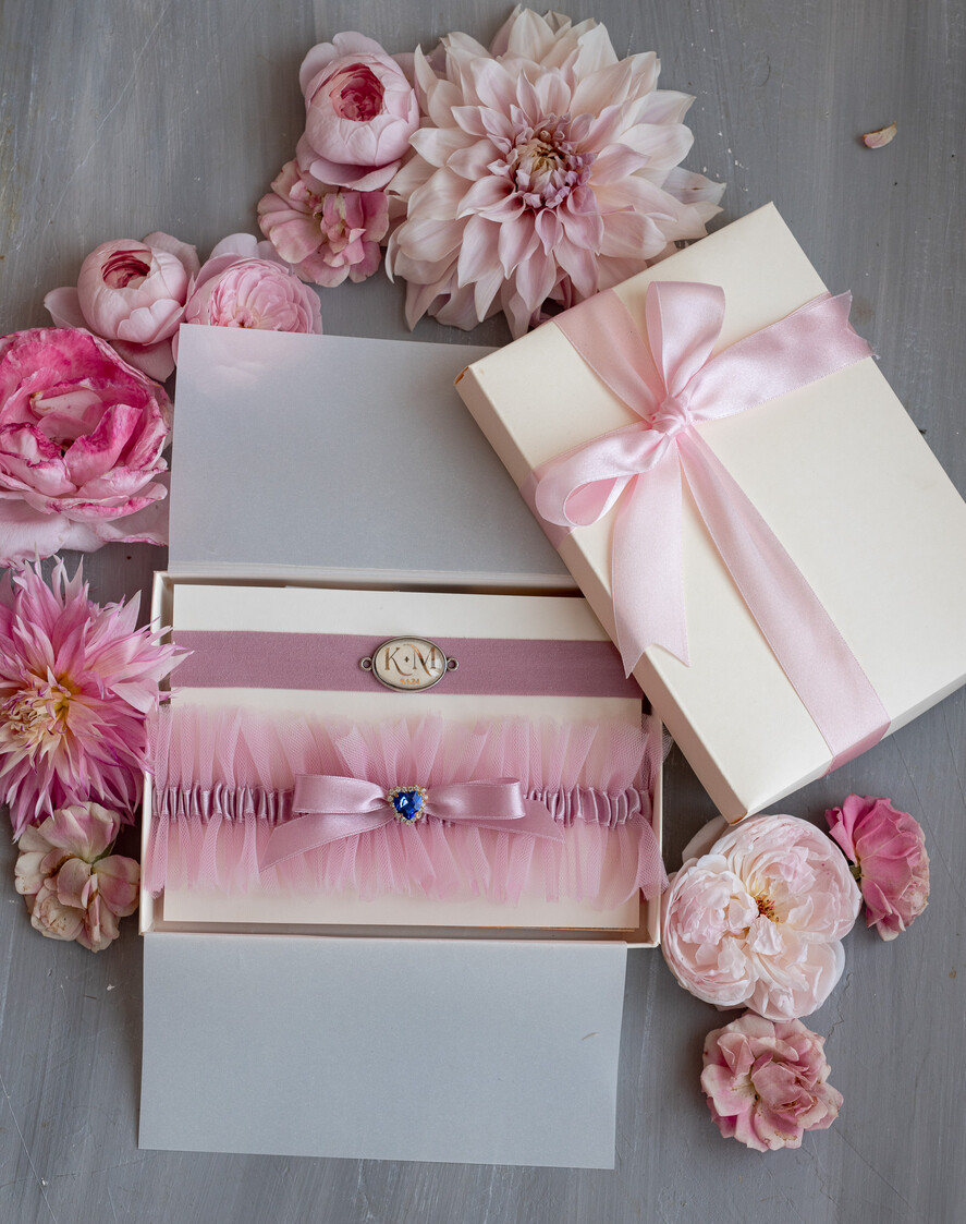 Panna Młoda  podwiązki ślubne różowa podwiązka dla Panny Młodej, podwiązka ślubna z inicjałami, podwiązka ślubna z aplikacjami, elegancka i subtelna podwiązka dla Panny Młodej z inicjałami0