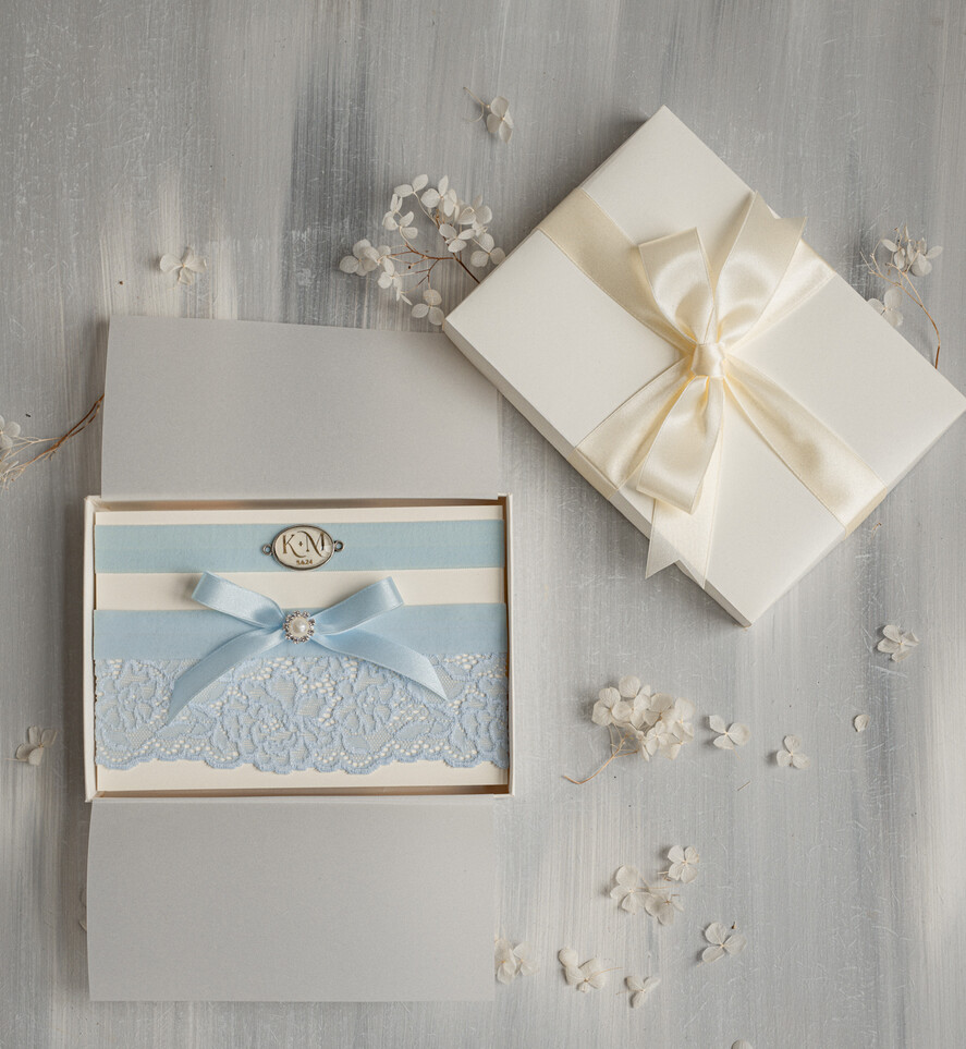 Panna Młoda  podwiązki ślubne podwiązka ślubna niebieska koronkowa i podwiązka z inicjałami Pary Młodej, dwie podwiązki ślubne, niebieska koronkowa podwiązka dla Panny Młodej0