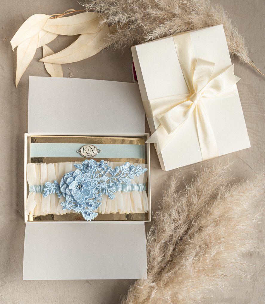 Panna Młoda  podwiązki ślubne tiulowa podwiązka ślubna, niebieska podwiązka ślubna, inicjały na podwiązce ślubnej, błękitna podwiązka z koronką, podwiązka ślubna koronkowa 1