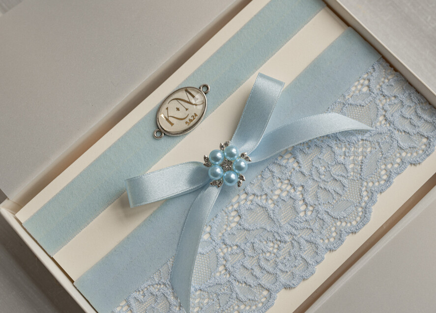 Panna Młoda  podwiązki ślubne podwiązka ślubna niebieska koronkowa i podwiązka z inicjałami Pary Młodej, dwie podwiązki ślubne, niebieska koronkowa podwiązka dla Panny Młodej2