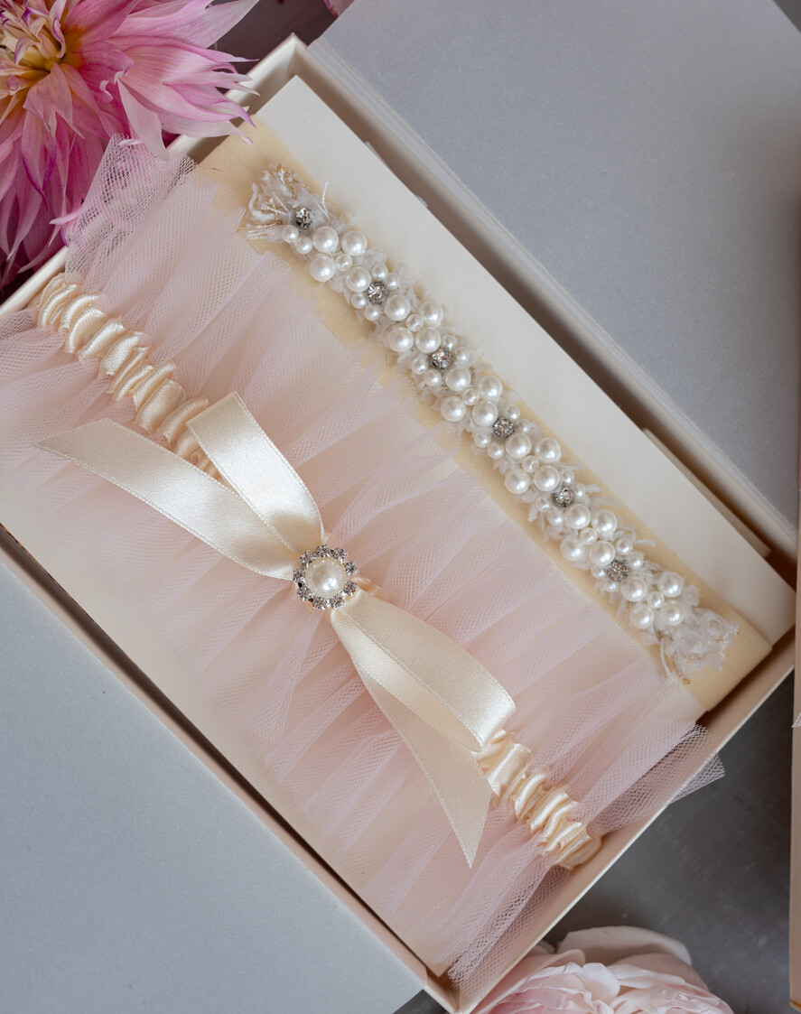 Panna Młoda  podwiązki ślubne tiulowa podwiązka ze zdobieniami, ślubna podwiązka z perełkami, podwiązka ślubna dla Panny Młodej z różową kokardką, podwiązka dla Panny Młodej z tiulu z perełkami3