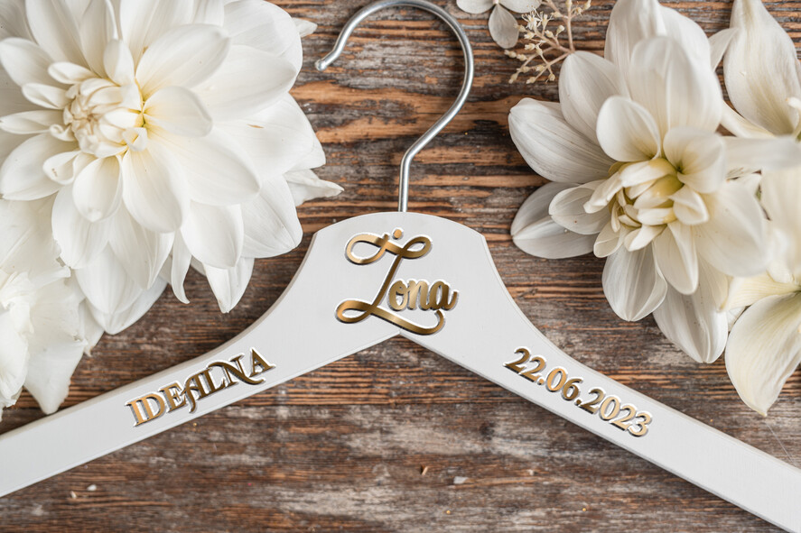  Prezenty dla Młodej Pary  drewniane wieszaki pomysł na prezent dla Pary Młodej zestaw dwóch wieszaków dla Młodej Pary , wieszaki slubne , wieszak ślubny2